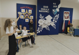 Spektakl "W poszukiwaniu supermocy nauczycieli"