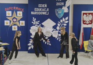 Spektakl "W poszukiwaniu supermocy nauczycieli"