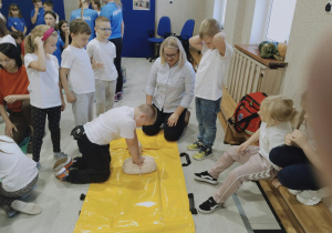 akcji bicia rekordu w jednoczesnej resuscytacji krążeniowo-oddechowej