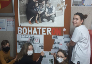 uczniowie klasy VII prezentujący swoje plakaty - Mikołaj Biniek, Maria Majewska, Amelia Banaszczyk, Patrycja Rudkiewicz