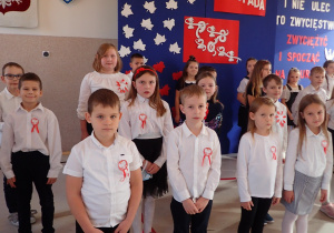 uczniowie klas I - III podczas śpiewania hymnu państwowego