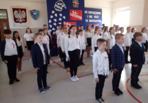 uczniowie klas IV - VIII podczas śpiewania hymnu państwowego