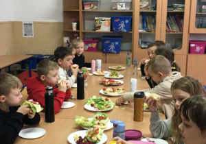 Uczniowie klasy II podczas spożywania zdrowego śniadania