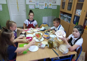 Uczniowie klasy III podczas spożywania zdrowego śniadania