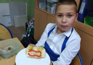 Uczeń klasy III Szymon Świderek z przygotowaną przez siebie kanapką