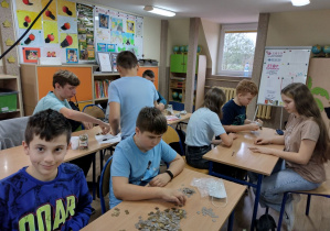 Uczniowie klasy VI podczas liczenia monet w ramach akcji "Góra Grosza"