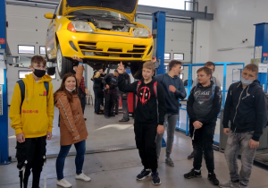 Uczniowie klasy VIII z wychowawczynią w pracowni praktycznej nauki zawodu - mechanik pojazdów samochodowych