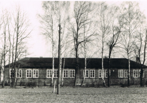 najstarsze zachowane zdjęcie szkoły od strony drogi