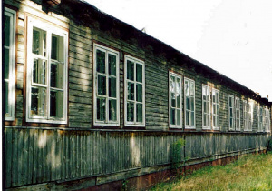 drewniana elewacja starego budynku szkoły od strony parkingu, lata 70